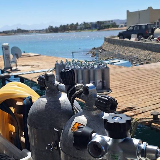 tanks on liveaboard grand divers safari pripravení na trip